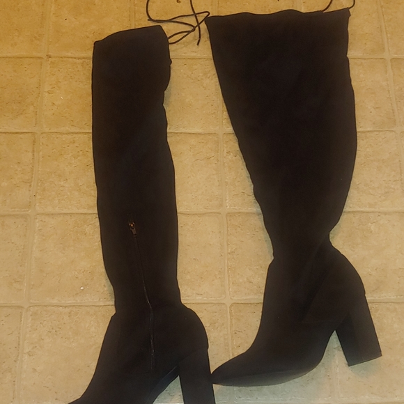 A size 10 thigh high wide boots heals.,  their suede boots - Picture 2 of 2